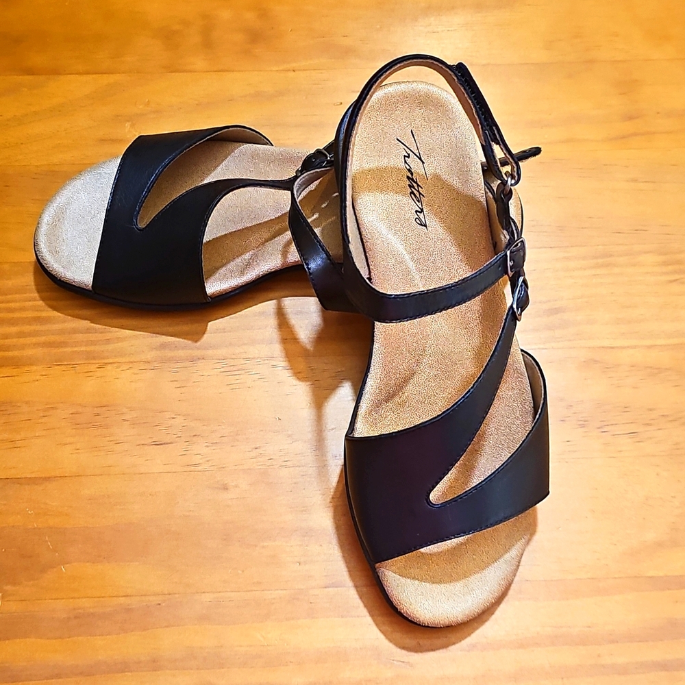 Trotters Black Riva Sandal Size 10 Extra Wide